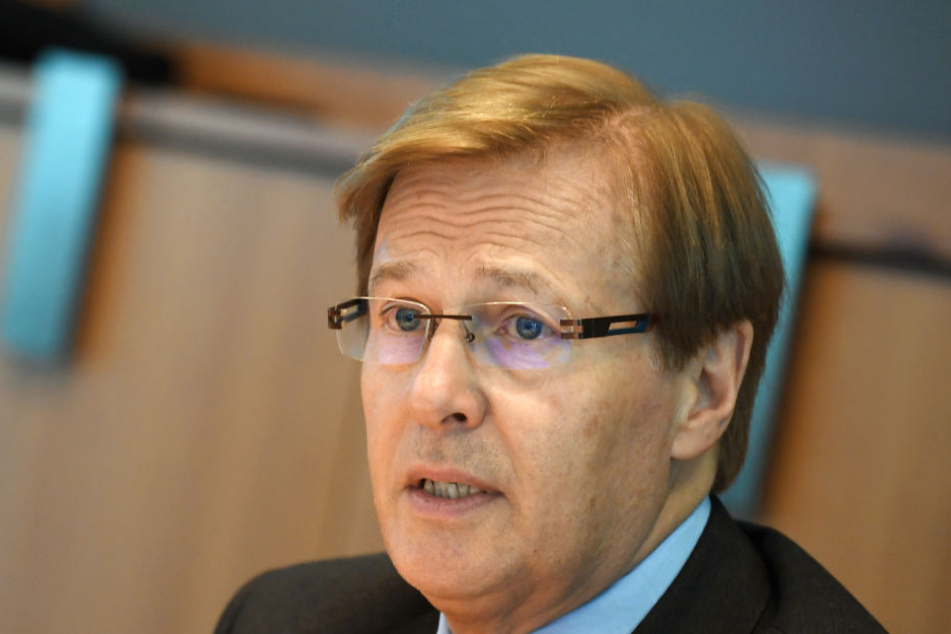 Justizminister Peter Biesenbach hätte dem Top-Manager in dieser schweren Zeit gerne einen Lappen und Putzmittel gegeben - wenn er sich schon damals beschwert hätte!