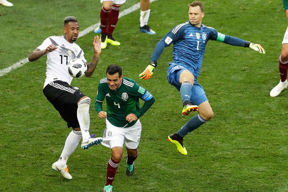 Manuel Neuer (r.) versuchte sich in den letzten Minuten im Spiel gegen Mexiko (0:1) sogar als Mittelstürmer - ohne Erfolg.