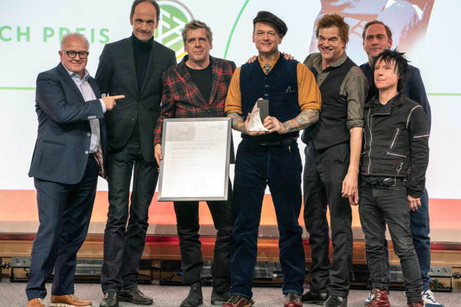 DFB-Präsident Fritz Keller (Li.) überreichte den Ehrenpreis an die Punkband aus Düsseldorf.