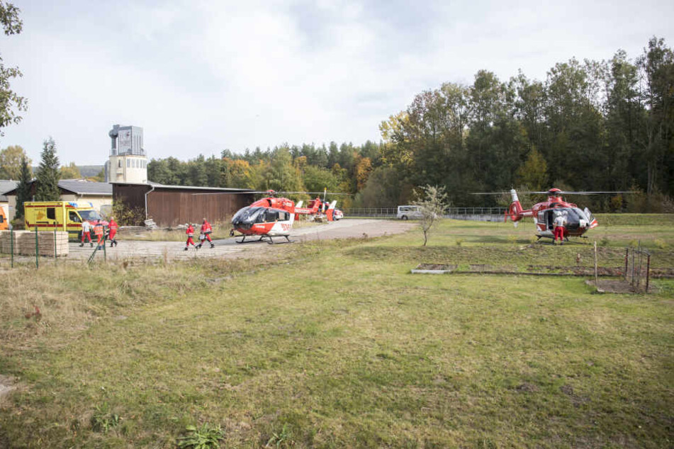 Inzwischen sind auch mehrere Hubschrauber an der Unglücksstelle im Einsatz.