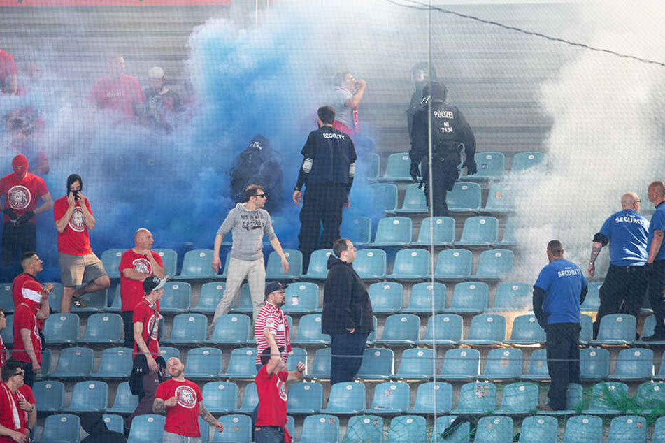 Wegen Ausschreitungen zwischen den Fanlagern des 1. FC Magdeburg und 1. FC Köln musste die Partie kurzzeitig unterbrochen werden.