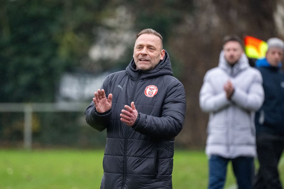 Thomas Häßler (60) trainiert seit 2024 den achtklassigen FC Spandau 06 in Berlin.