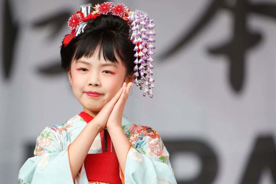 Eine Frau im Kimono. In Zelten kann man die traditionelle Bekleidung anprobieren.