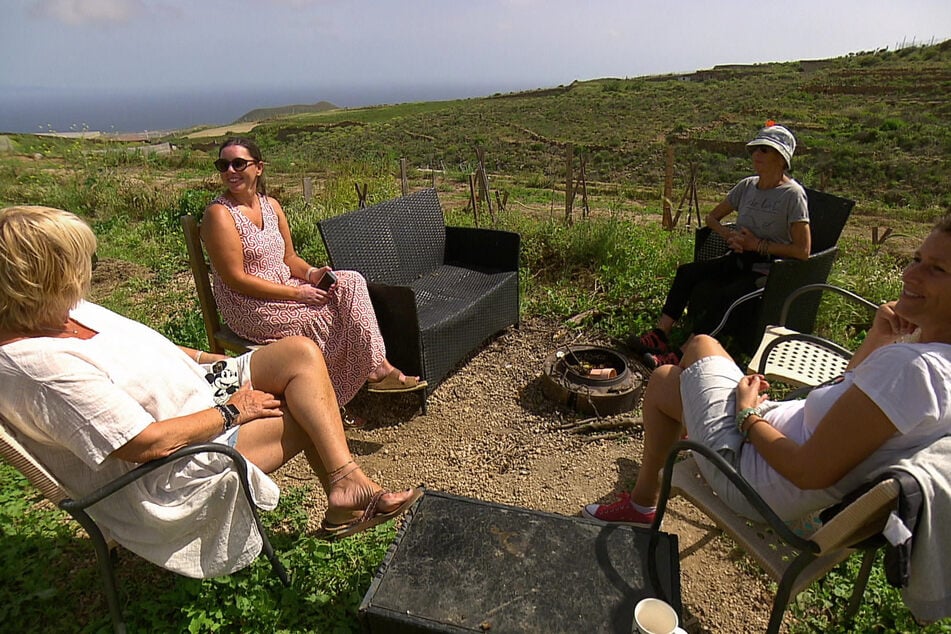 Touristen interessieren sich für die Selbstversorger-Finca des Auswanderers.