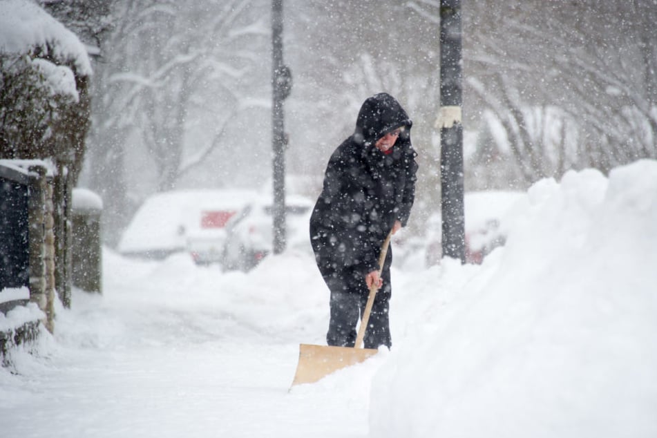 In Bayern, Thüringen sowie in Sachsen muss man wohl oder übel zum Schneeschieber greifen.