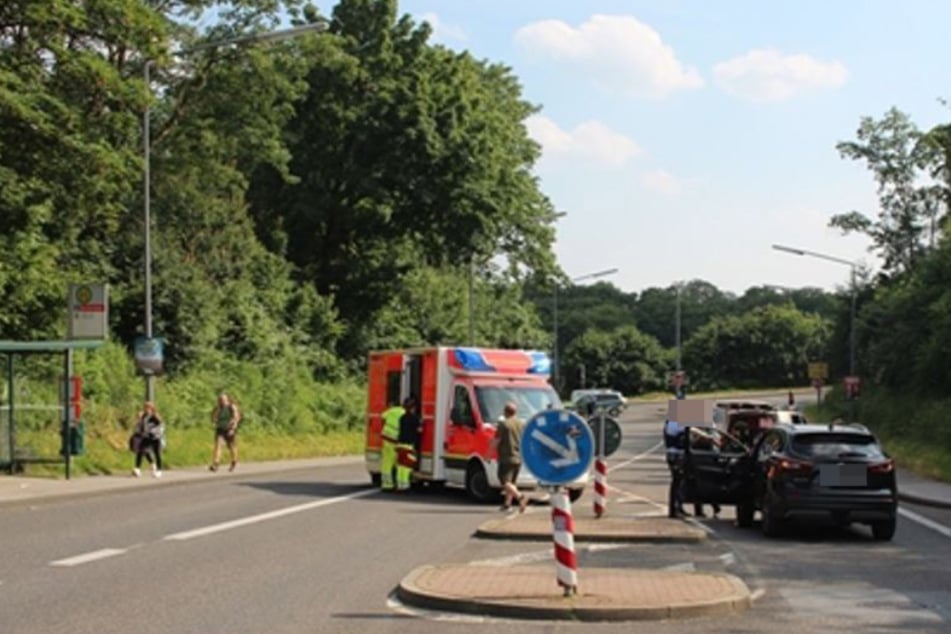 Schülerin (11) will Straße überqueren und wird von Nissan erfasst - schwer verletzt!