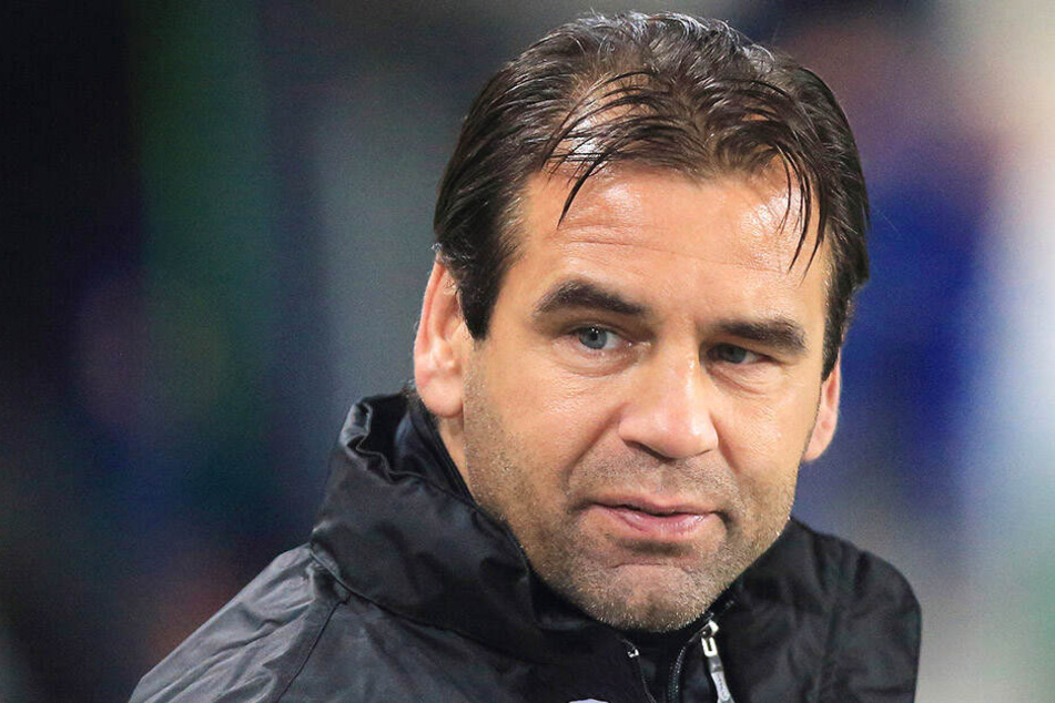 Ulf Kirsten am Spielfeldrand bei einem Legenden-Match für Hochwasseropfer.