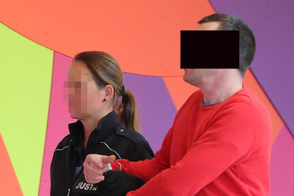 In Handschellen wurde Enrico S. (37) aus Dresden ins Amtsgericht geführt. Er will zurzeit nicht zurück in die Freiheit.