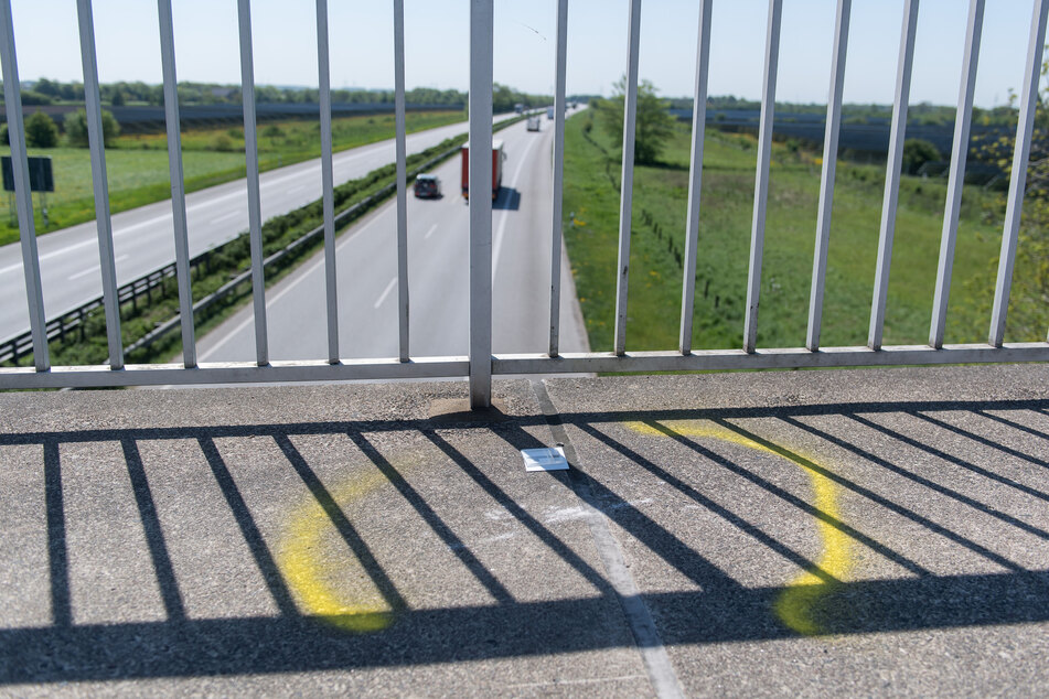 Kinder werfen Flasche von der Brücke, BMW-Fahrer wird getroffen