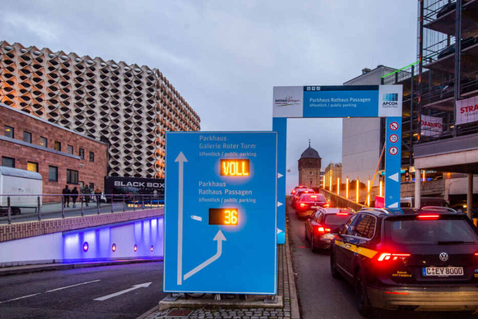 Dicht durch Weihnachtsshopping: Die 500 Plätze des Parkhauses "Galerie Roter Turm" neben der Stadthalle (l.) waren Samstag bereits um 16 Uhr voll belegt.