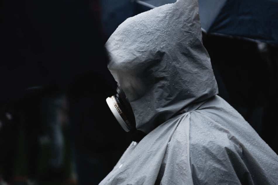 Ein Demonstrant trägt eine Atemschutzmaske während einer Kundgebung (Symbolbild).