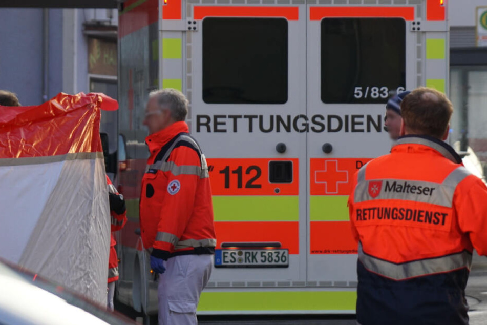 Rettungskräfte stellten an der Unfallstelle einen Sichtschutz auf.