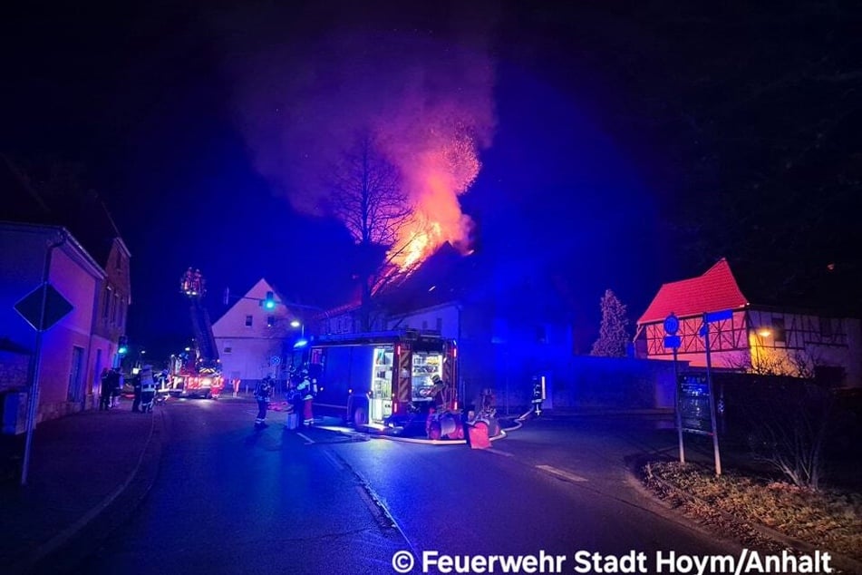 Die Kameraden mussten das Feuer von oben bekämpfen, da das Haus nicht mehr zugänglich war.