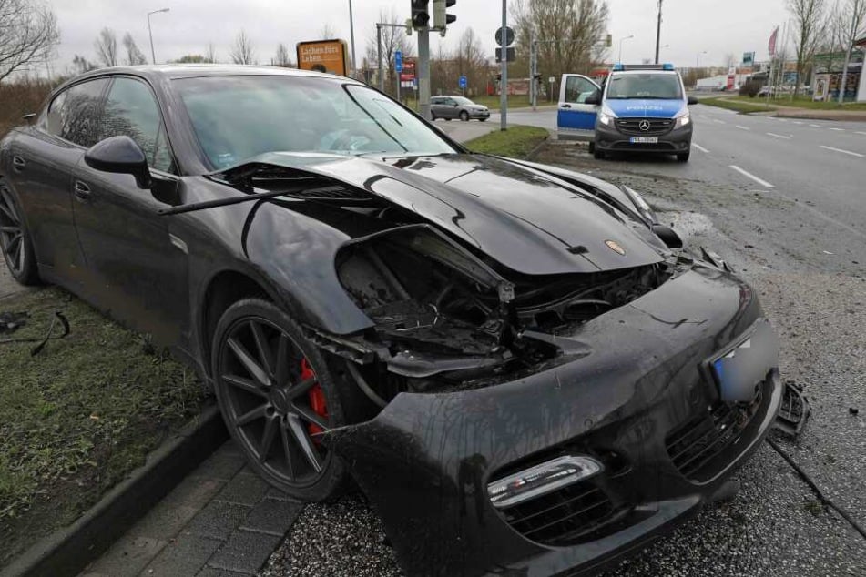 Das Fahrzeug kam auf einem Gehweg zum Stehen, verletzt wurde zum Glück niemand.