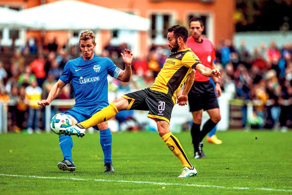 Fabian Müller (Nummer 20) ist vor seinem Neugersdorfer Gegenspieler am Ball.
In Radeberg durfte der Außenverteidiger ran, auch in Regensburg dürfte er dabei
sein.