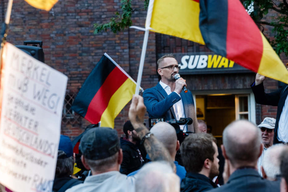 Auf der "Merkel muss weg"-Demo im September sprach auch Dennis Augustin, Kreisvorsitzender des AfD Landesverbandes Südwest-Mecklenburg (Archivbild).