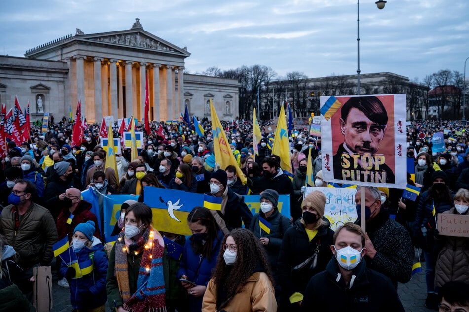 Demonstranten protestieren auf dem Königsplatz unter dem Motto "Frieden in Europa, Solidarität mit der Ukraine" gegen den Krieg in der Ukraine.
