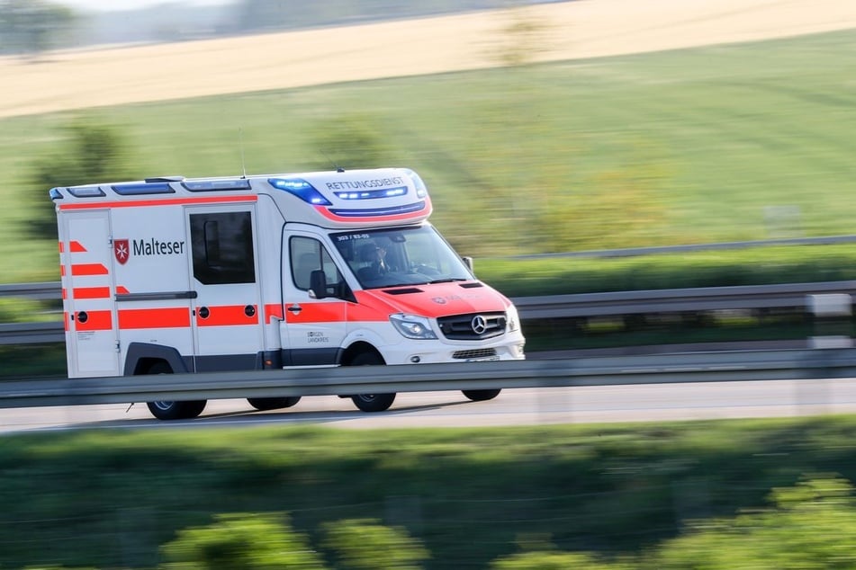 Ein Rettungswagen brachte eine Jugendliche am Freitagabend in eine Klinik. (Symbolfoto)