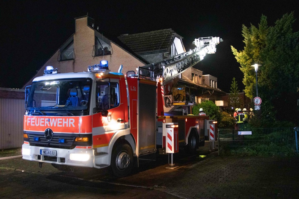 Bei den Löscharbeiten wurde auch eine Drehleiter eingesetzt.