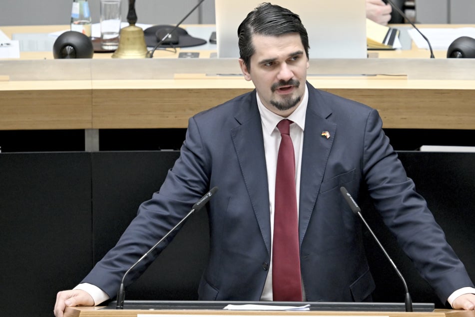 Berlin: Erst Cola, dann die Faust: AfD-Politiker an Infostand ins Gesicht geschlagen