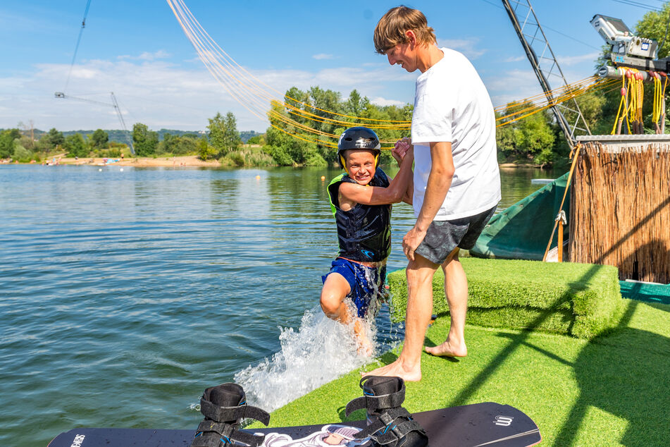 Gar nicht so leicht, auf dem Board zu bleiben: Ariano zieht Schüler Julius (13) aus dem Wasser.