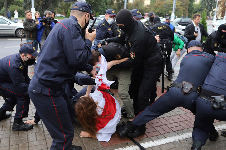 Polizisten nehmen bei einem Protest am 1. September einen Demonstranten fest.