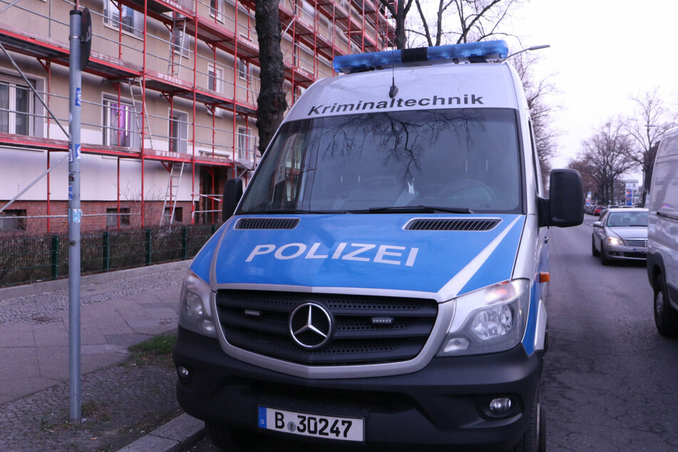 Ein Einsatzwagen der Kriminaltechnik steht in Berlin-Tempelhof.