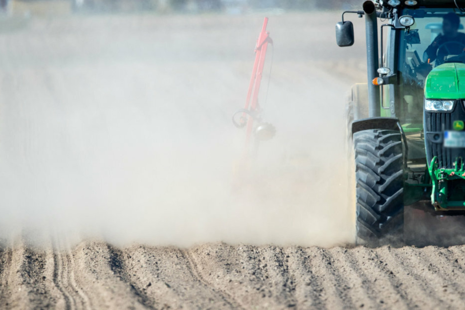 Im Kreis Sonneberg wurde eine Frau (59) von einem Traktor überrollt.
