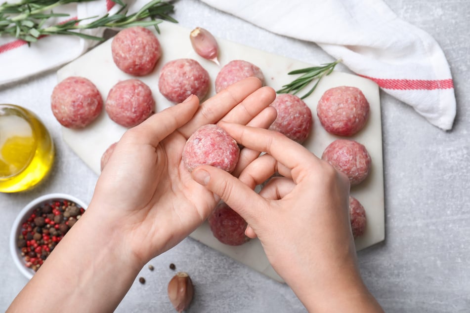 Am besten formt man die Hackbällchen ganz einfach per Hand.