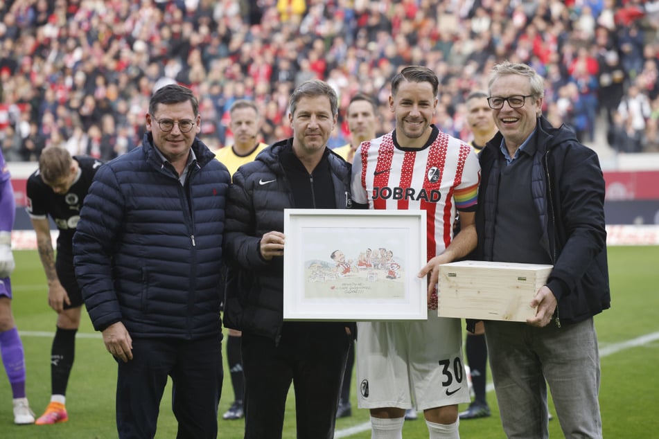 Vor der Partie wurde Christian Günter (2.v.r.) als neuer Rekordspieler des SC Freiburg geehrt. Gegen St. Pauli bestritt er sein 441. Pflichtspiel für den Sportclub.