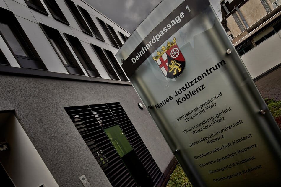 Wegen des dringenden Verdachts des Totschlags hat die Ermittlungsrichterin des Amtsgerichts Koblenz einen Haftbefehl gegen den 26-Jährigen erlassen.