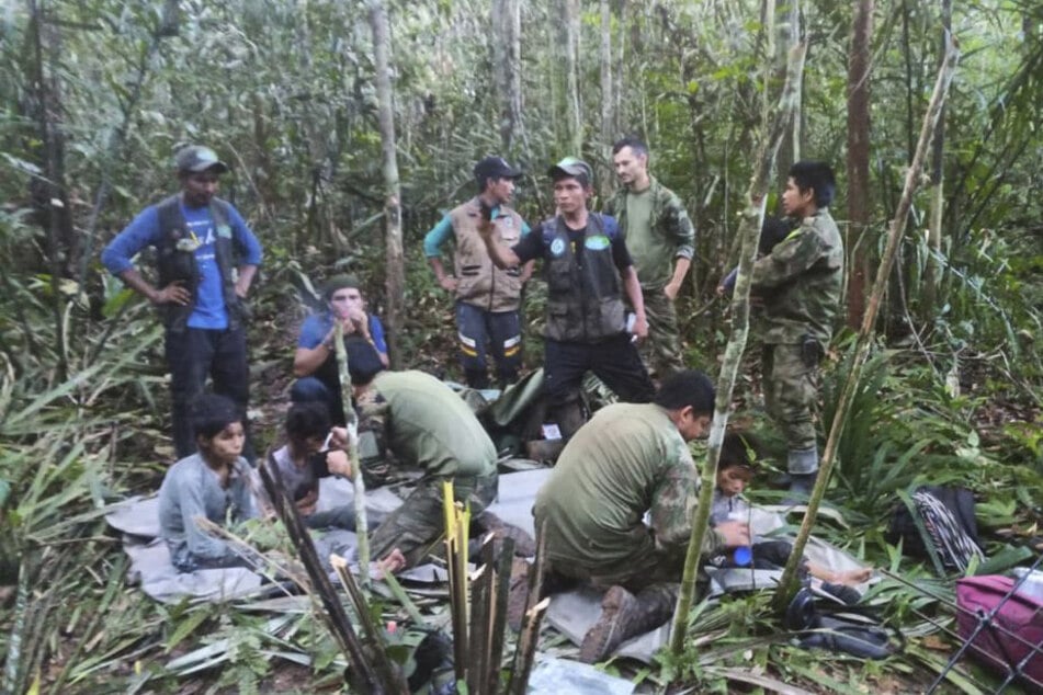 Soldaten und indigene Männer kümmerten sich um die vier Geschwister, die nach einem tödlichen Flugzeugabsturz vermisst wurden.
