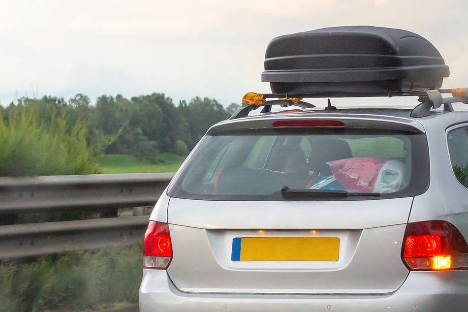 Auf der A6 wurde ein Auto von einer Dachbox getroffen. (Symbolbild)