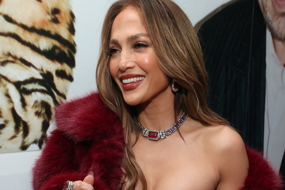 Jennifer Lopez was captured giving a huge amount of money to a homeless man after fans dragged her for allegedly being "rude" at the Golden Globes.