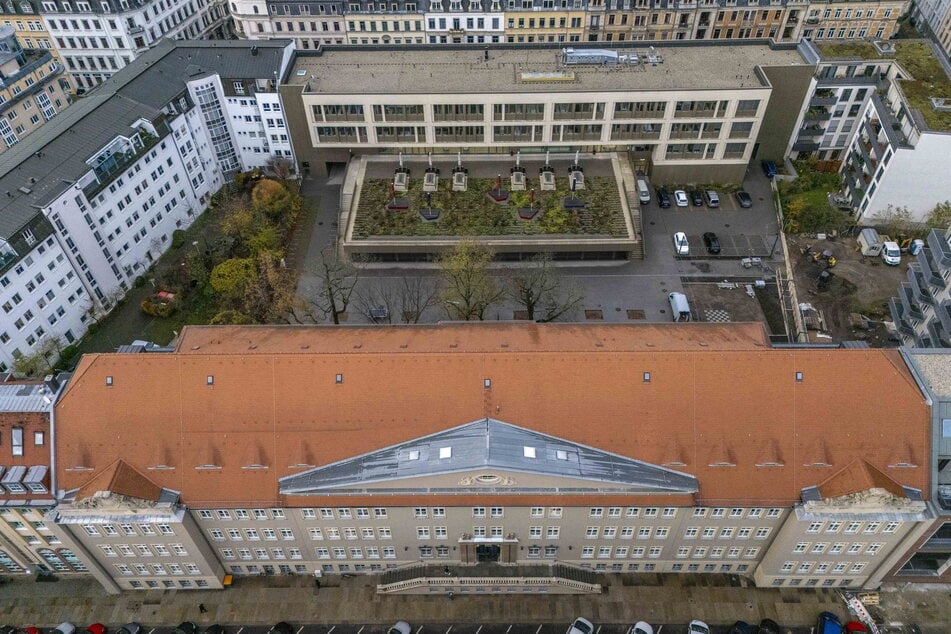 Schulstandort des Beruflichen Schulzentrums "Prof. Dr. Zeigner": unten der sanierte Altbau an der Melanchthonstraße, oben der Neubau an der Tieckstraße.