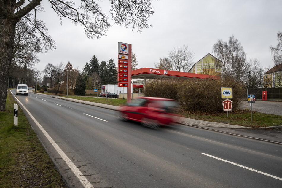 An den Tankstellen in Oederan und Marienberg können Autofahrer Holzkunst aus dem Erzgebirge kaufen.