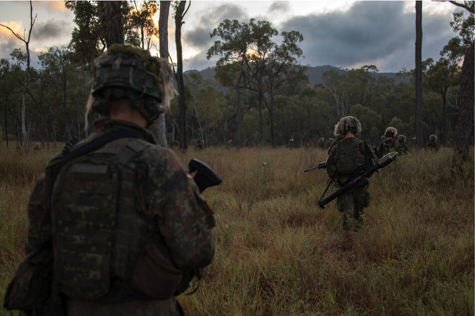 Bevor die Fallschirmjäger den Ort befreien konnten, stand ein 40-Kilometer-Fußmarsch durchs australische Dickicht auf dem Programm.