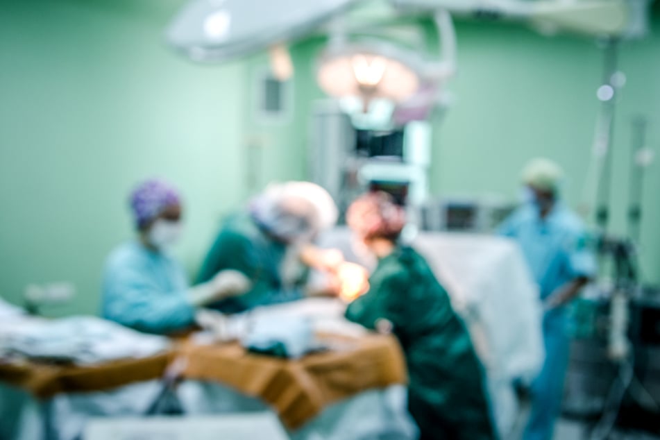 Der Mann wurde ins Krankenhaus gebracht und notoperiert. (Symbolbild)