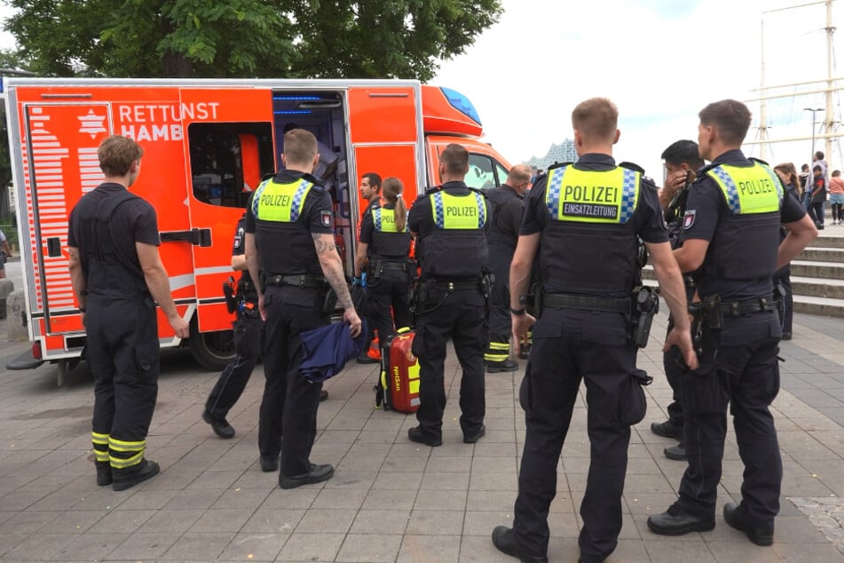 Großeinsatz an der Elbe: Frau muss nach Sturz ins Wasser reanimiert werden