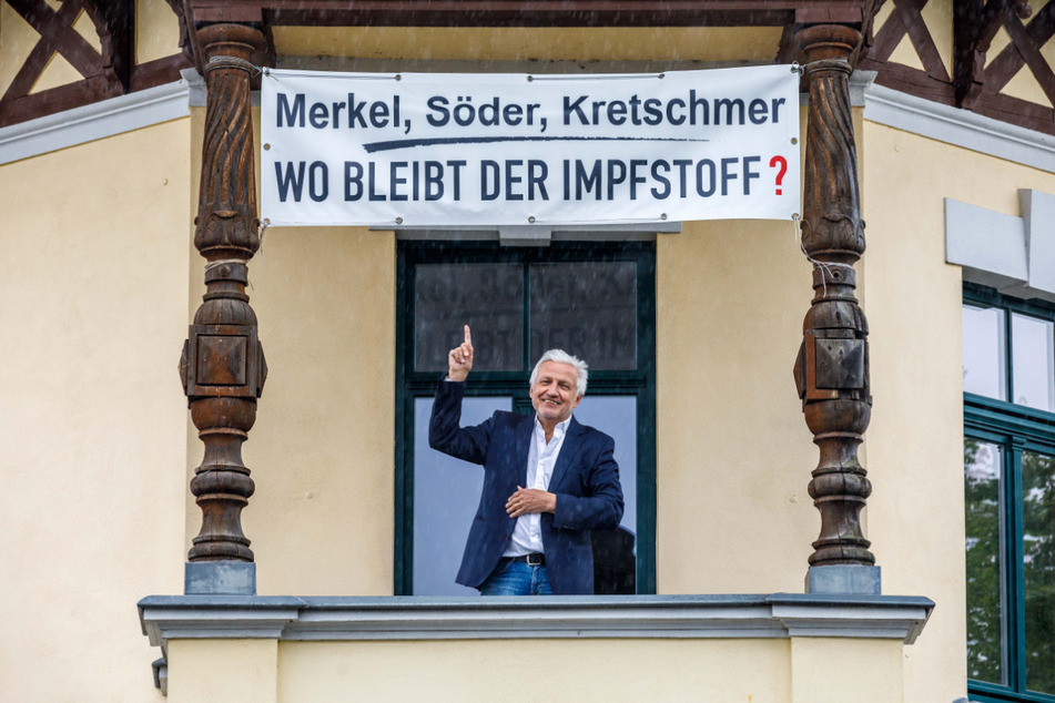 Sachsens Ex-Justizminister Manfred Kolbe (67, CDU) kritisiert die große Politik. Für sein Banner flatterte ihm ein Gebührenbescheid ins Haus.