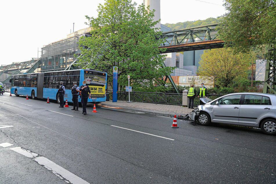 Der Einsatzort musste lange Zeit gesichert werden, wodurch es während der Unfallaufnahme zu einer Vollsperrung der Friedrich-Ebert-Straße in beide Fahrtrichtungen kam.