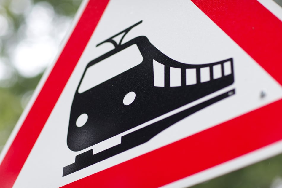 An dem Bahnübergang entstand ein Sachschaden von etwa 12.000 Euro. (Symbolbild)