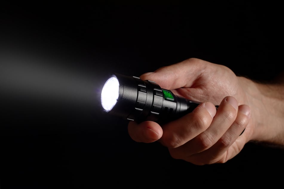 Ein Mann sorgte mit dem Hineinleuchten einer Taschenlampe in Ferienhäuser für eine gruselige Begegnung. (Symbolbild)
