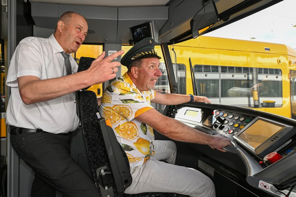 Fahrlehrer Rules Seifert (65) erklärt Thomas Böttcher (60, r.), worauf er als Straßenbahnfahrer zu achten hat.