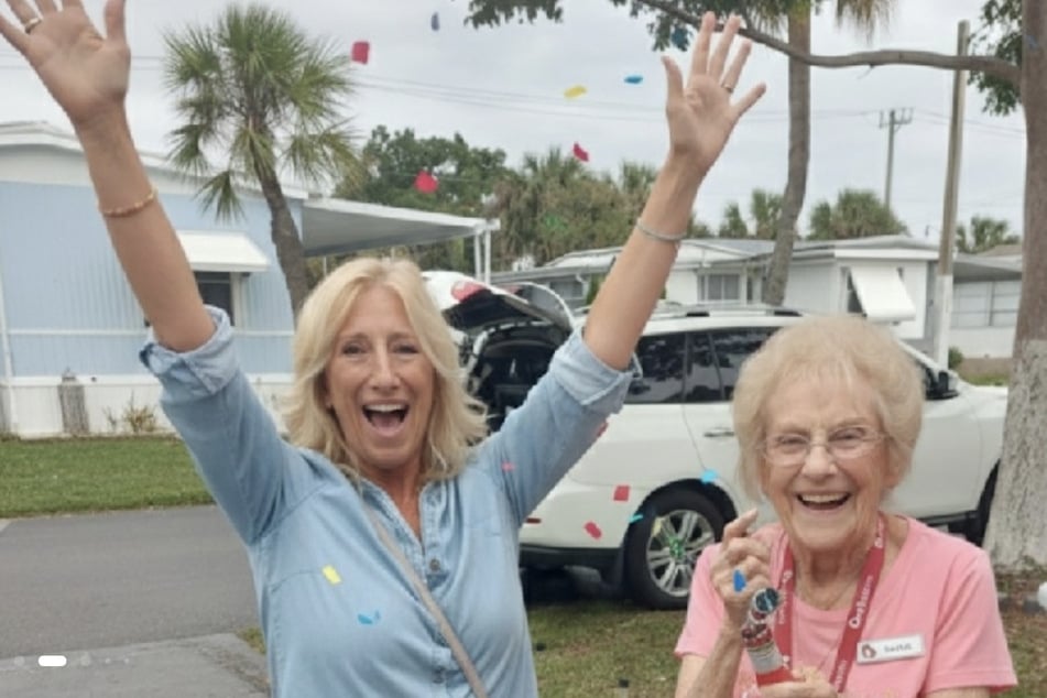 April Steele (l.) und Muriel Connick freuen sich über die 80.000 Euro, die für die Rentnerin gesammelt wurden.