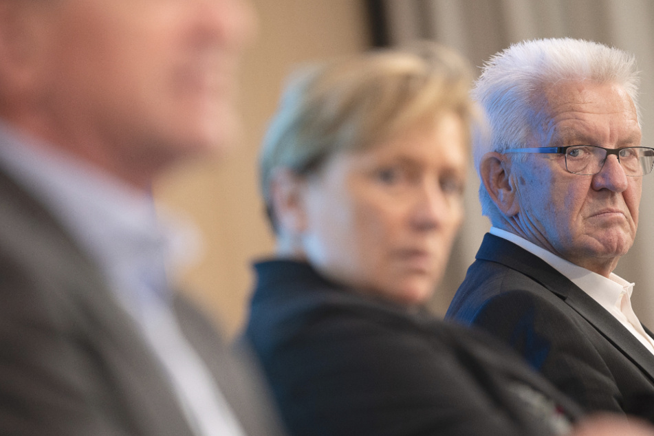 Manfred Lucha (59, Grüne, v.l.n.r.), Minister für Soziales und Integration von Baden-Württemberg, Susanne Eisenmann (55, CDU), Ministerin für Kultus, Jugend und Sport, und Winfried Kretschmann (72, Grüne), Ministerpräsident von Baden-Württemberg.