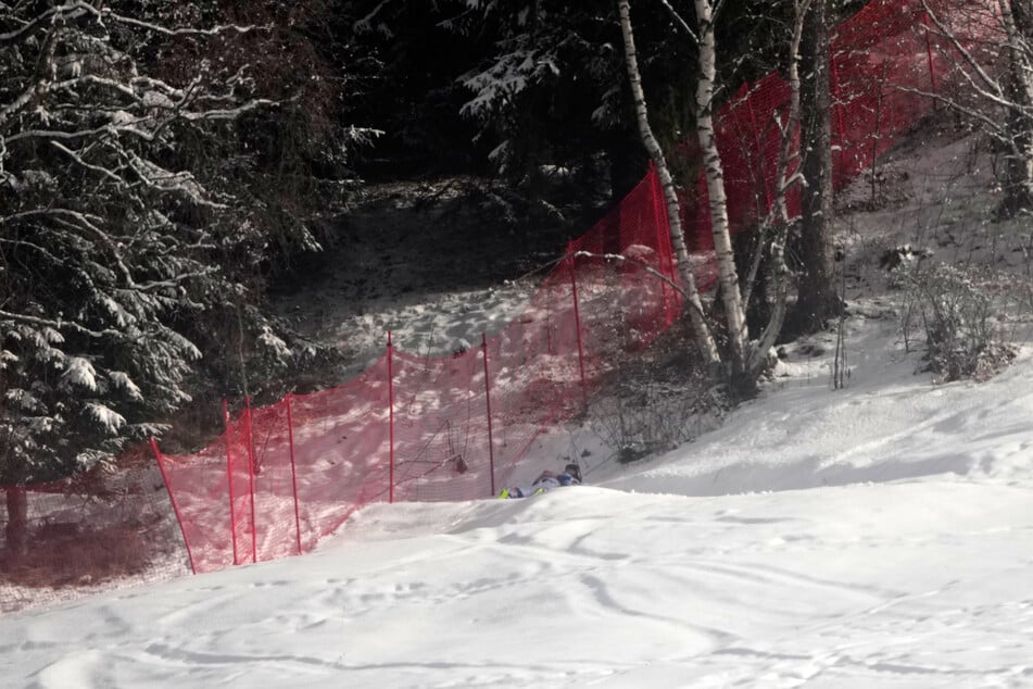 ... und legte sich für eine Weile in den Schnee.