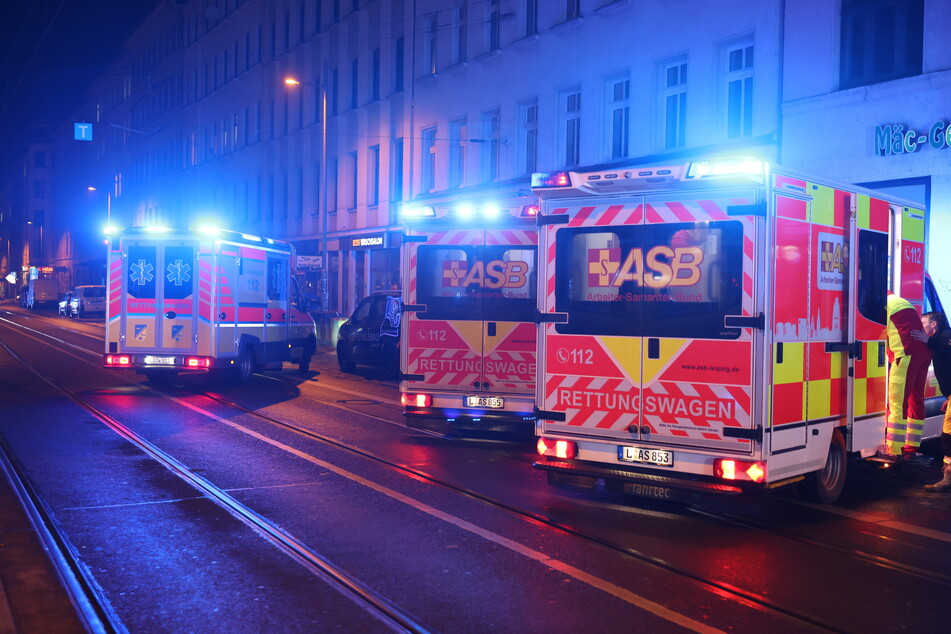 Mehrere Krankenwagen stehen auf der Leipziger Eisenbahnstraße. Die geretteten Bewohner werden sofort untersucht. Ein 59-Jähriger starb im Rauchgas.