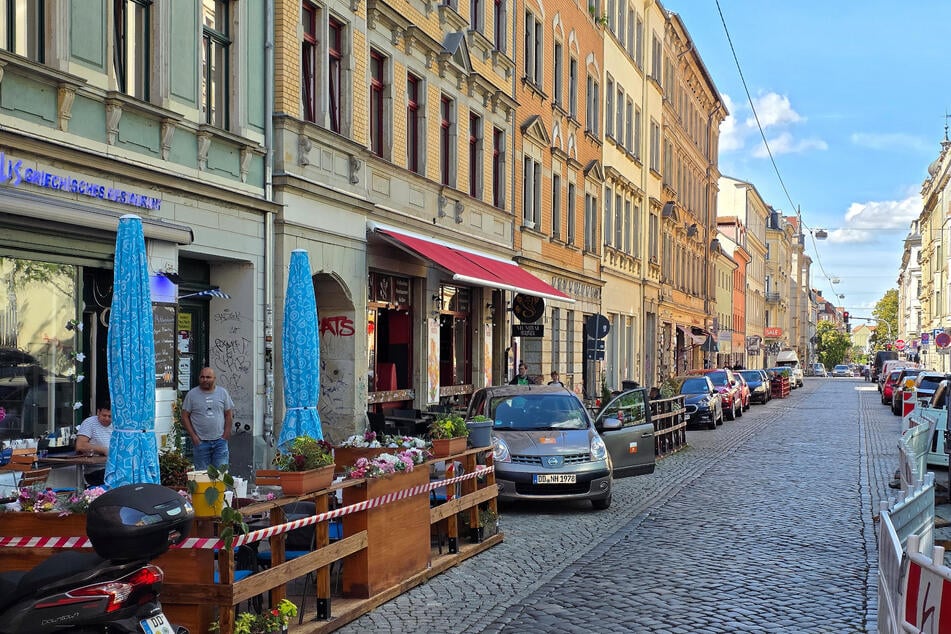 Schon heute gilt die Parkplatzsituation als angespannt. Einige Stellflächen wurden bereits zu Außenterrassen umfunktioniert.