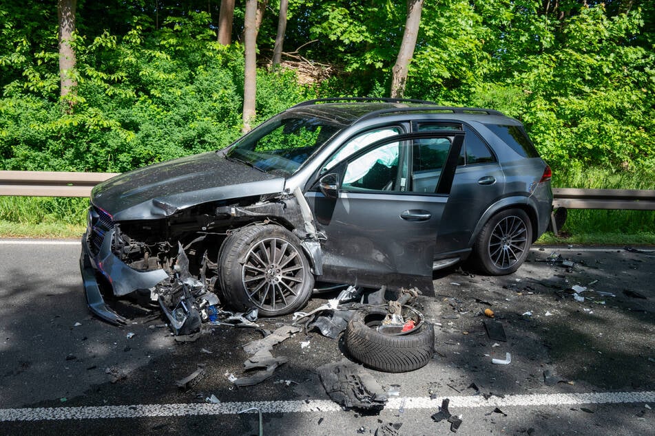 Auch der Mercedes wurde durch den Unfall zerstört. Daneben lag der herausgerissene Reifen des Škodas.